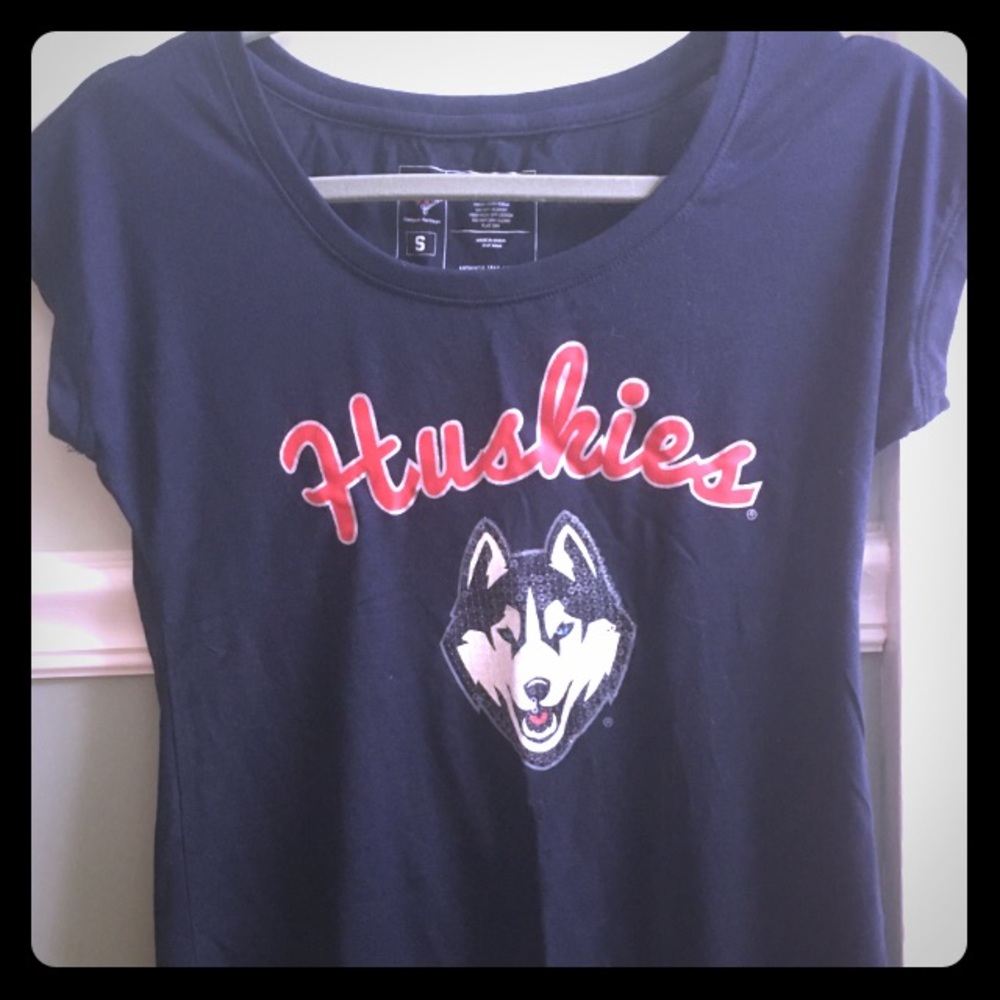 UConn huskies tshirt